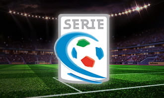 Il logo della Serie C, sullo sfondo uno stadio da calcio illuminato per una gara in notturna